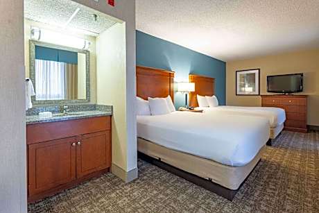 Deluxe Queen Suite with Sofa Bed - Non-Smoking