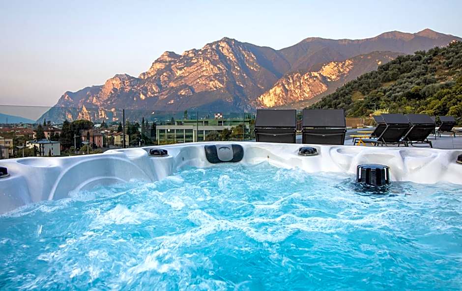 HOODY ACTIVE & HAPPINESS HOTEL