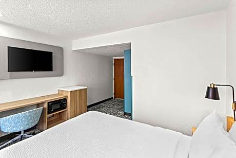 Queen Room with Tub - Accessible/Non-Smoking