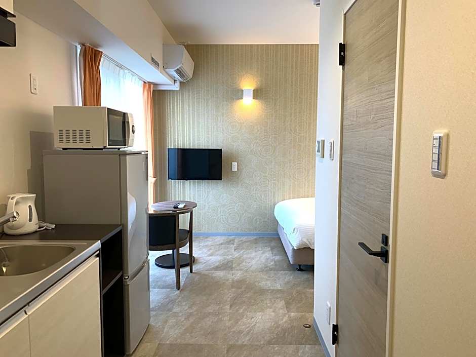 MrKINJO Miki24 in front of Makishi Station