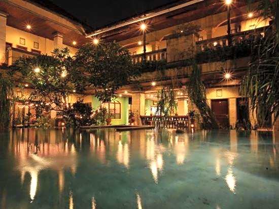 Super OYO Townhouse Oak Maxi Hotel Legian