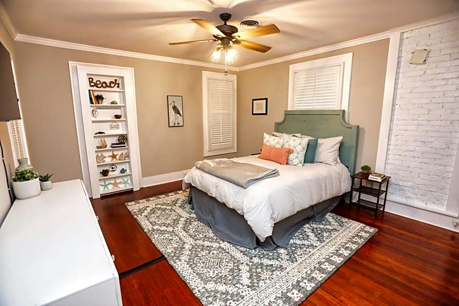 Historic Home Family Friendly Close to Seawall
