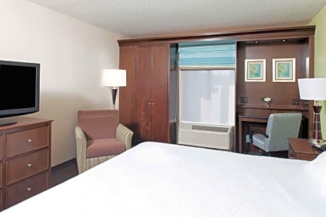 1 KING MOBILITY/HEARING ACCESS W/TUB NONSMOK VIS FIREALRM/DOOR/PHN ALRT HDTV/FREE WI-FI/HOT BREAKFAST INCLUDED