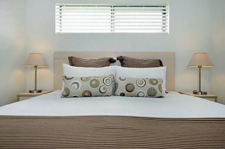 One-Bedroom Apartment - Unserviced