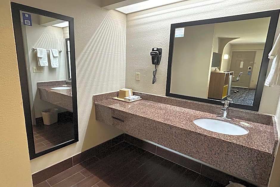 Days Inn & Suites by Wyndham Stockbridge South Atlanta