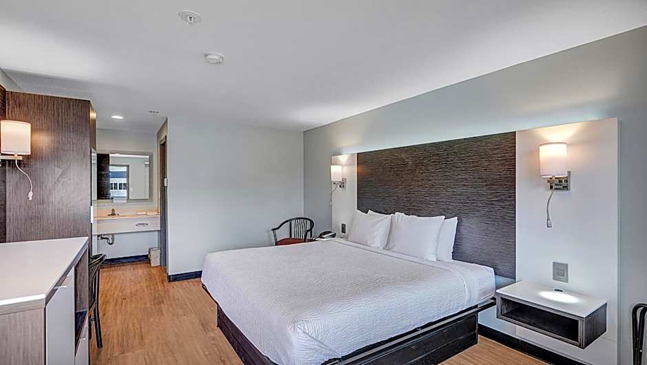 Days Inn & Suites by Wyndham Niagara Falls/Buffalo