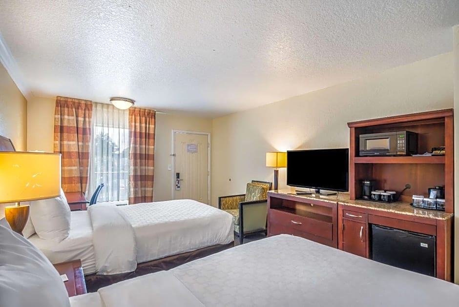 Clarion Inn & Suites Central Clearwater Beach