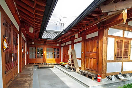 Jeonju Hanok Maeul Deoksugoong (Korea Quality)