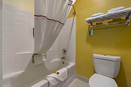 1 King Bed, Non-Smoking, Pet Friendly Room, Deluxe Room, Microwave And Refrigerator, High Speed Inte