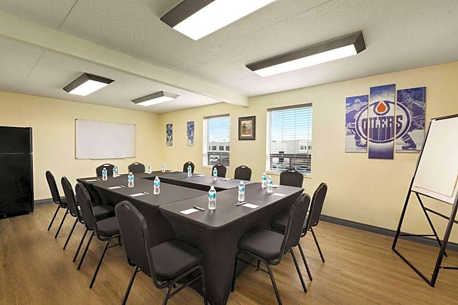 Travelodge by Wyndham Edmonton West