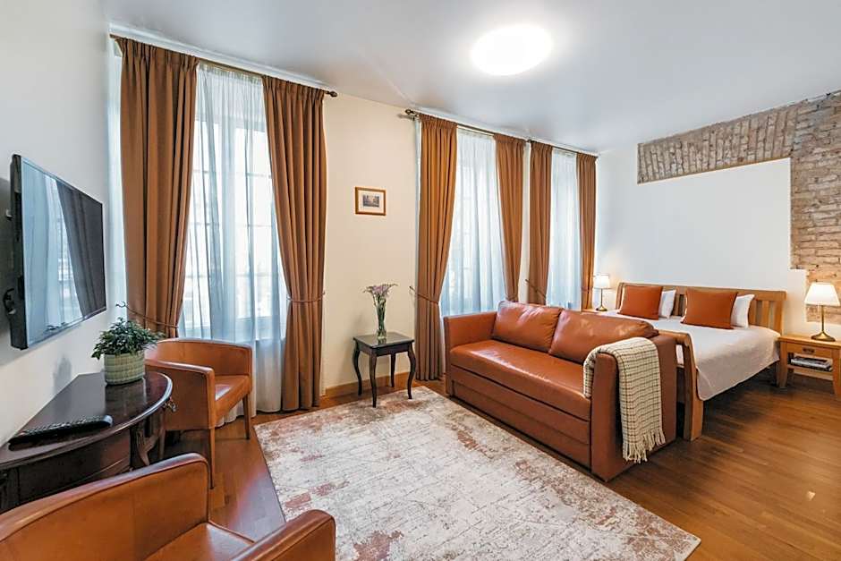 CATHEDRAL Old Town Suites