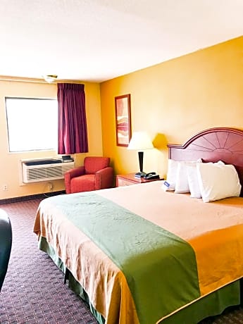 1 King Bed-Non-Smoking-Free Wi-Fi-Microwave- Mini-Fridge-Cable Tv-Free Cont. Breakfast