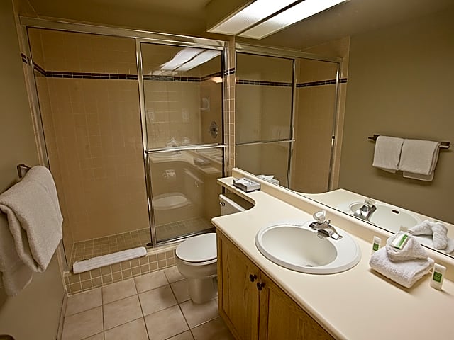 The Woodrun Lodge by Whiski Jack