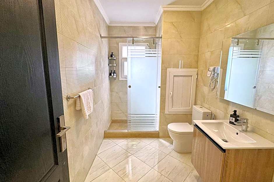 Calm & Classy 2BR - 5 min to Airport