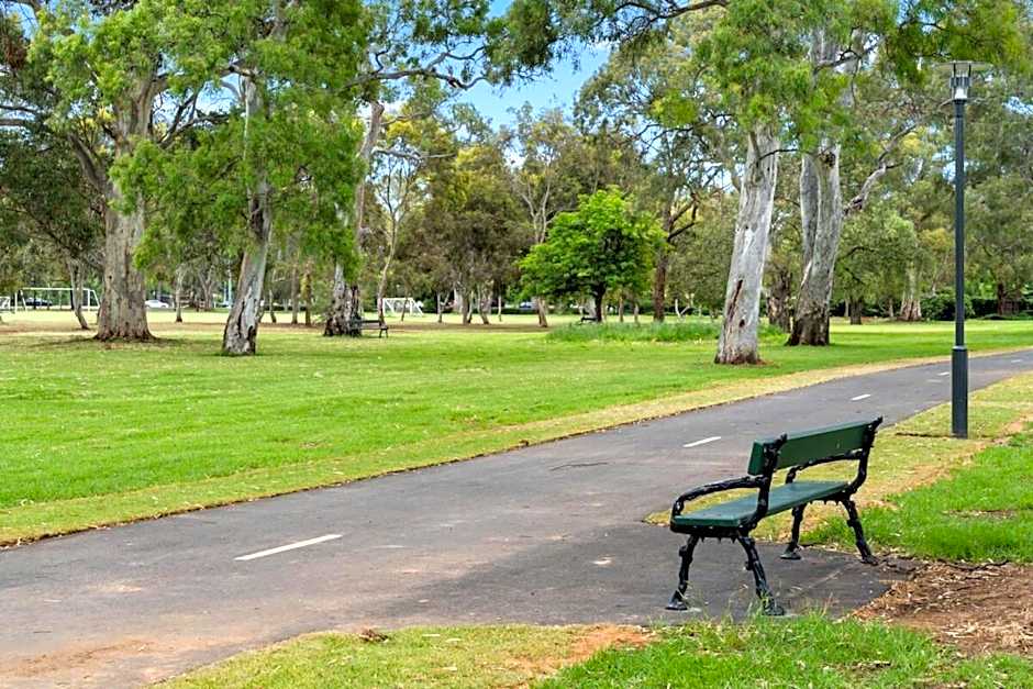 Renovated 1BR Unit CBD Parking Wi-Fi South Tce