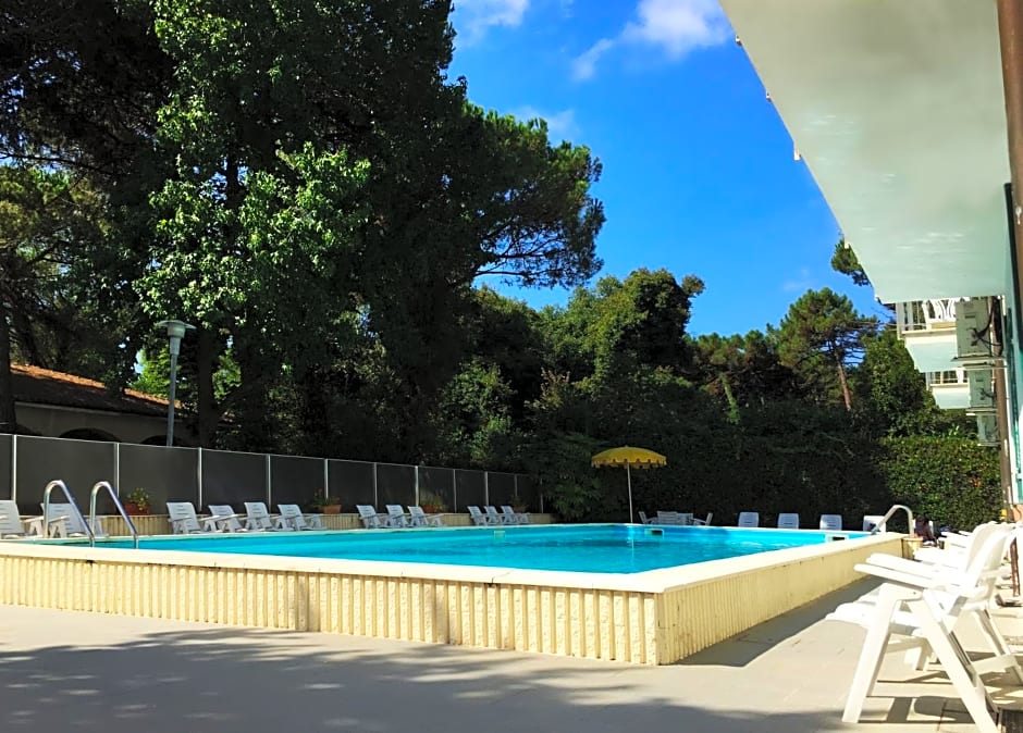 B&B Promenade Hotel Simple con Piscina