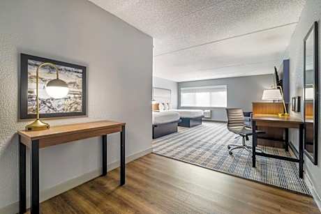 Deluxe Corner Room with 2 Queen Beds, Non-Smoking