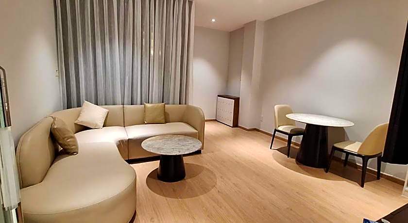 Lucky Residence Suites