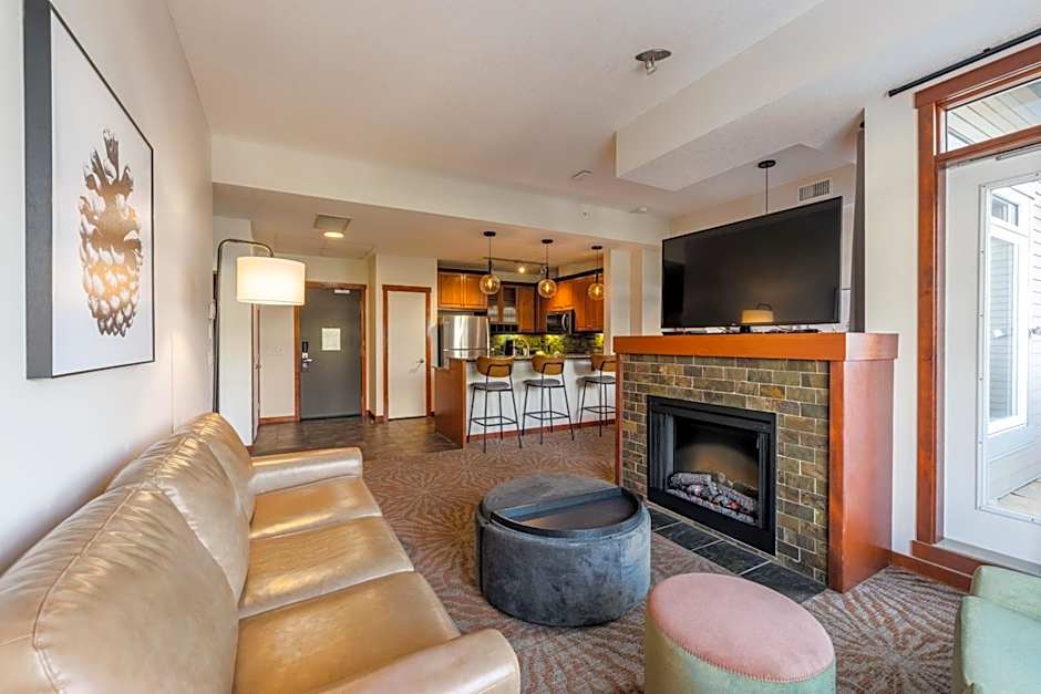 Blackstone Mountain Lodge by CLIQUE