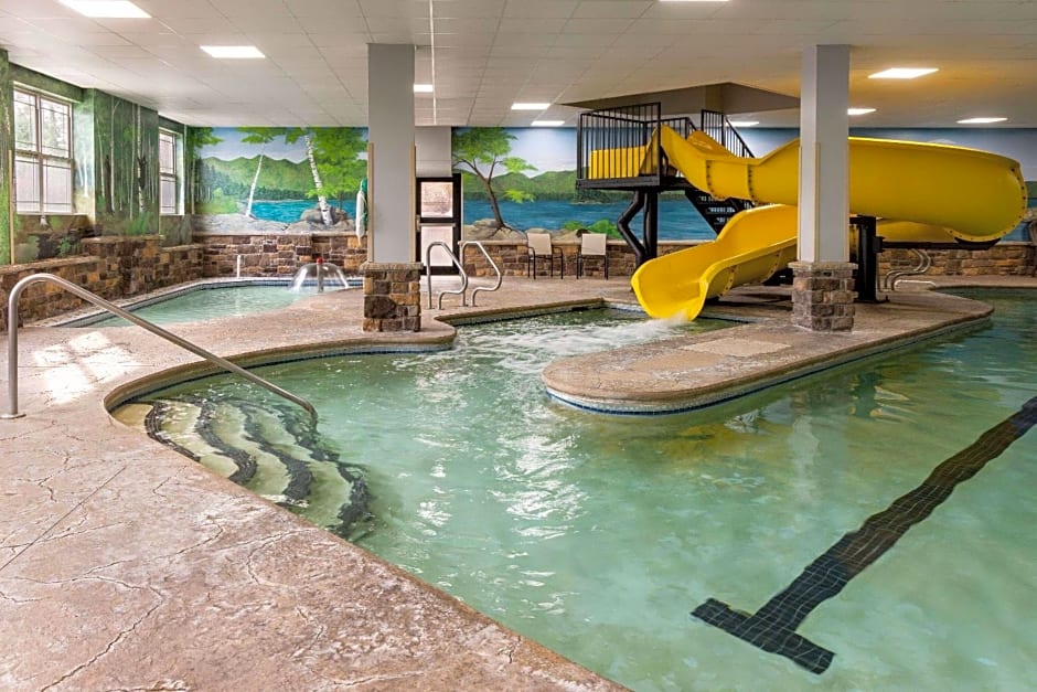 La Quinta Inn & Suites by Wyndham Lake George