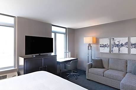 King Studio with Sofa Bed and Adapted Tub - Mobility and Hearing Accessible