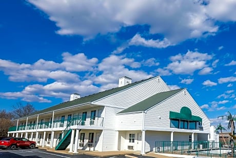 Super 8 by Wyndham Branson - Shepherd of the Hills Exwy