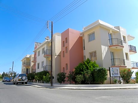 Athena and The Owl Beachside Apt