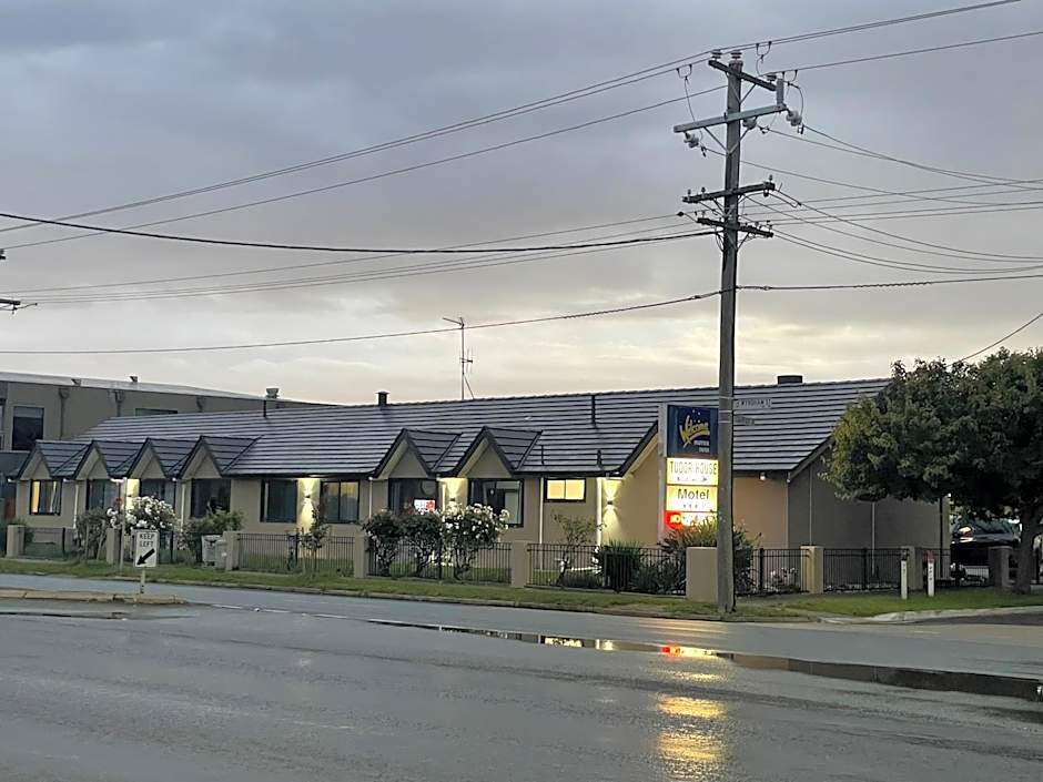 SHEPPARTON MOTOR INN Tudor House Motel