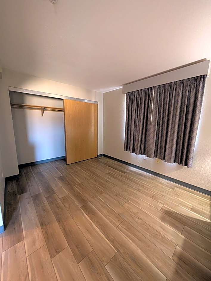 Days Inn & Suites by Wyndham Castle Rock
