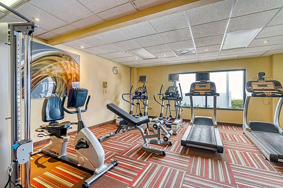 Super 8 by Wyndham Dallas Love Field Airport