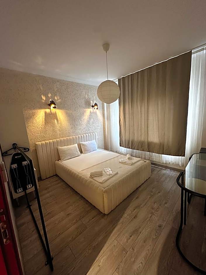 TAKSİM WHİTE SUİT – Istanbul, 