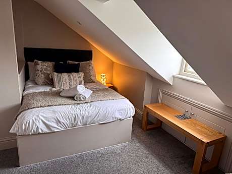 Cosy attic double room with single futon sofa bed 16