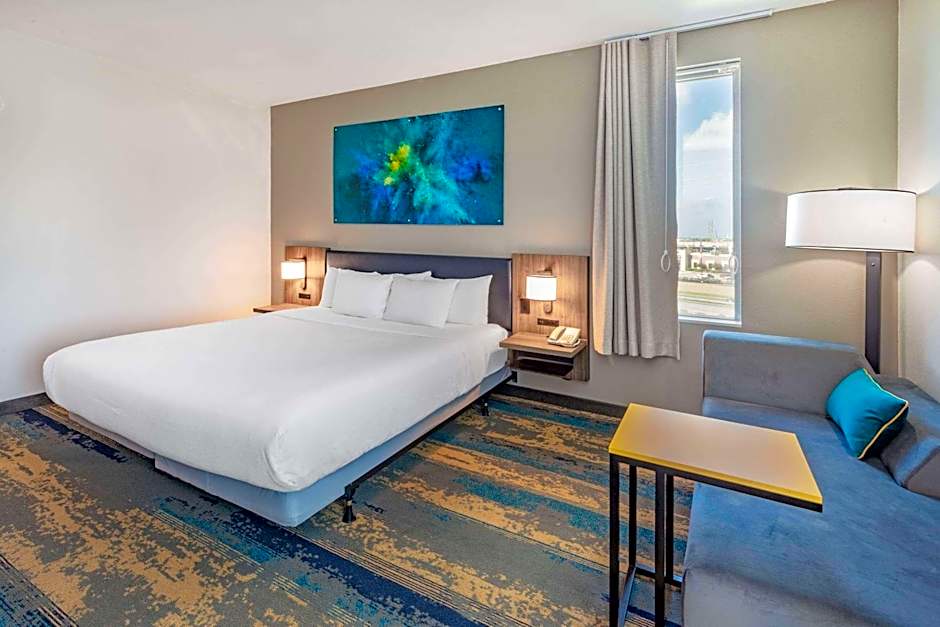 La Quinta Inn & Suites by Wyndham Galveston North at I-45