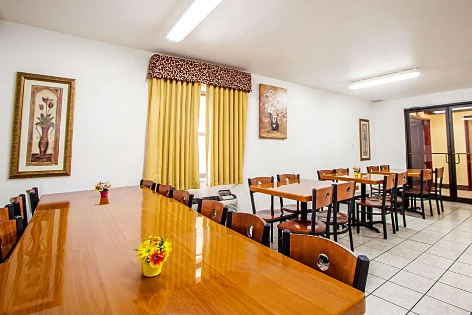 Econo Lodge Truman Inn