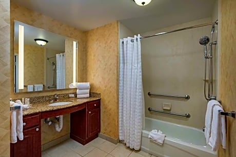 1King Mobility/Hearing Access Tub Suite Nsmk