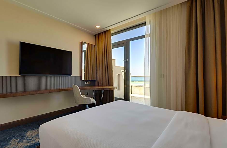 Photo 1 of 6 of 1 King Bed Guestroom, Lake View, Terrace