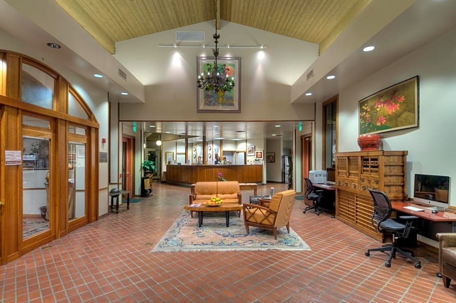 Dinah's Garden Hotel