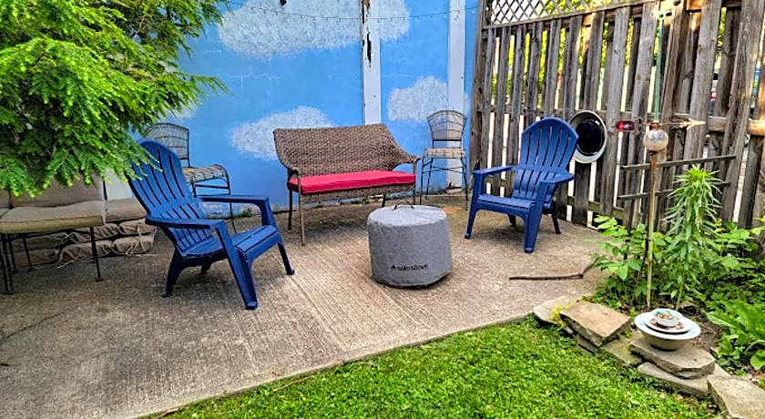 The Kings Throne Inn and Guest House