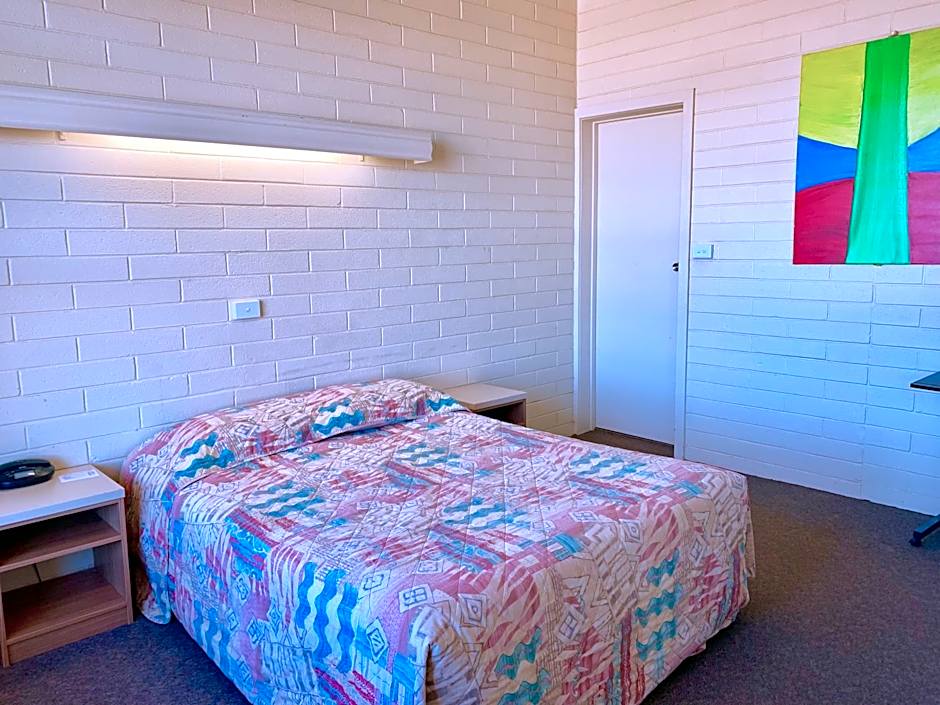 Opal Inn Hotel, Motel, Caravan Park