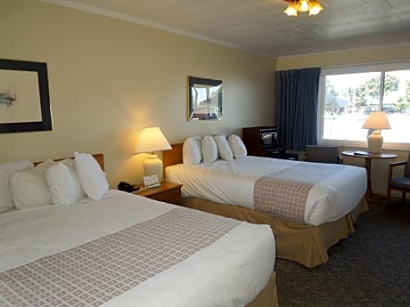 Queen Room with Two Queen Beds - Waterfront