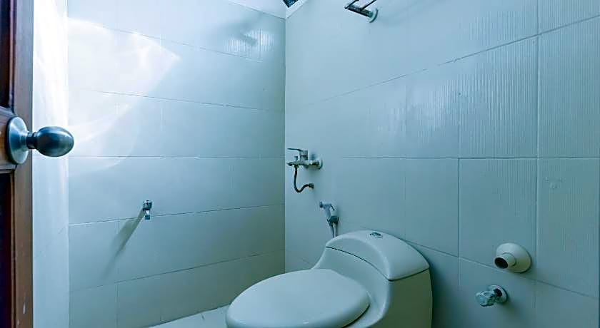 RedDoorz near Pasar Pagi 2 by Cassana