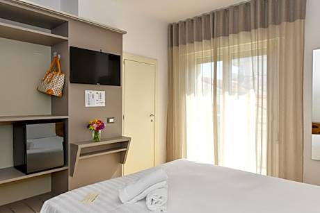 Standard Double or Twin Room with Lateral Sea View