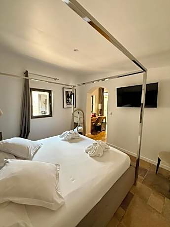 Suite with Hot Tub