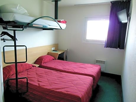Triple Room with 1 Double Bed and 1 Single Bed