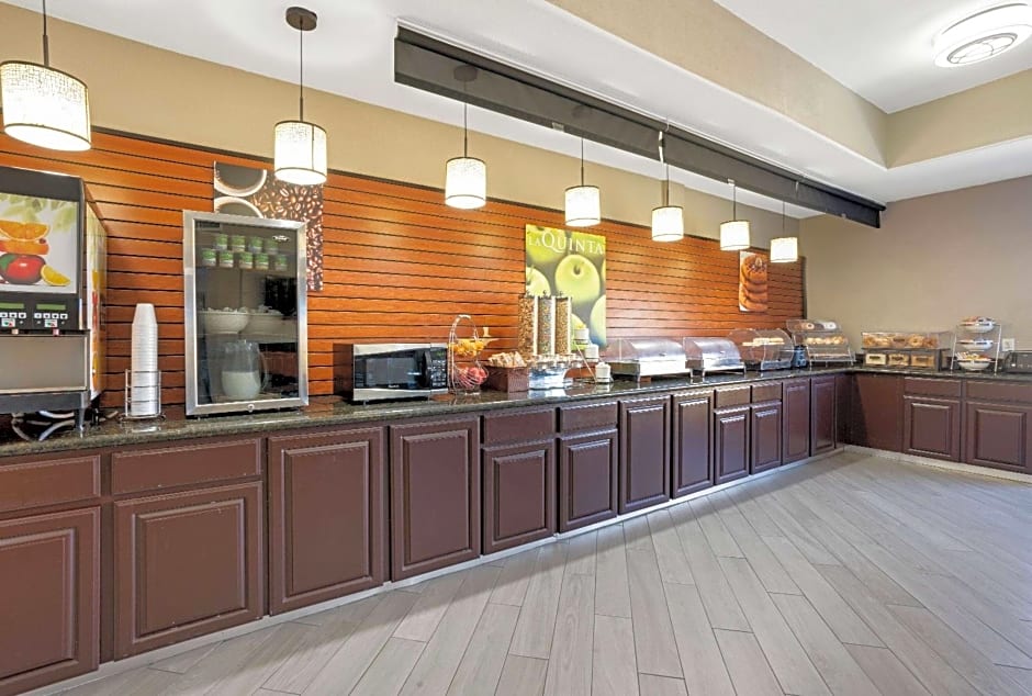 La Quinta Inn & Suites by Wyndham Bush Intercontinental Airport East