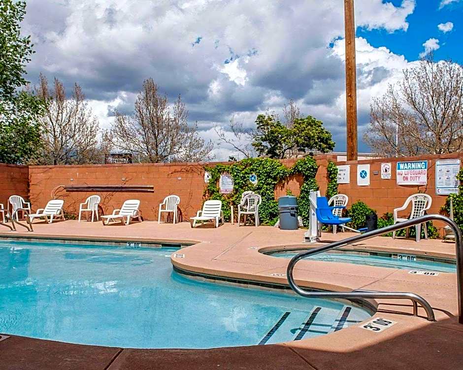 Econo Lodge Inn & Suites Santa Fe South