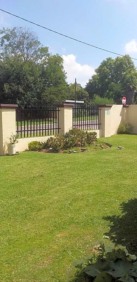 Kwa-Dlamathe Guesthouse