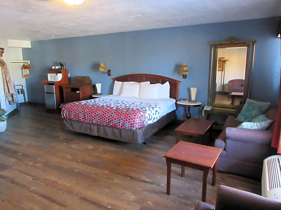 Econo Lodge Inn & Suites