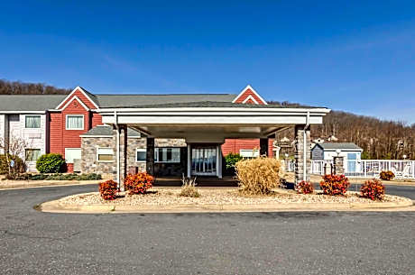 Clarion Pointe Staunton East