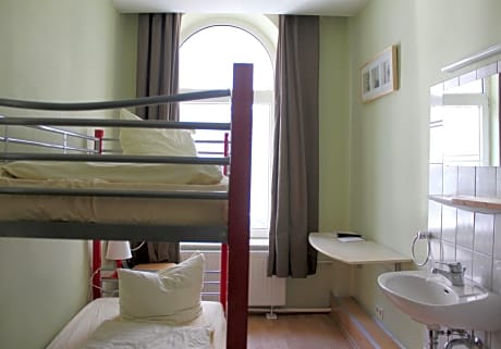 Twin Room with Private Bathroom on floor